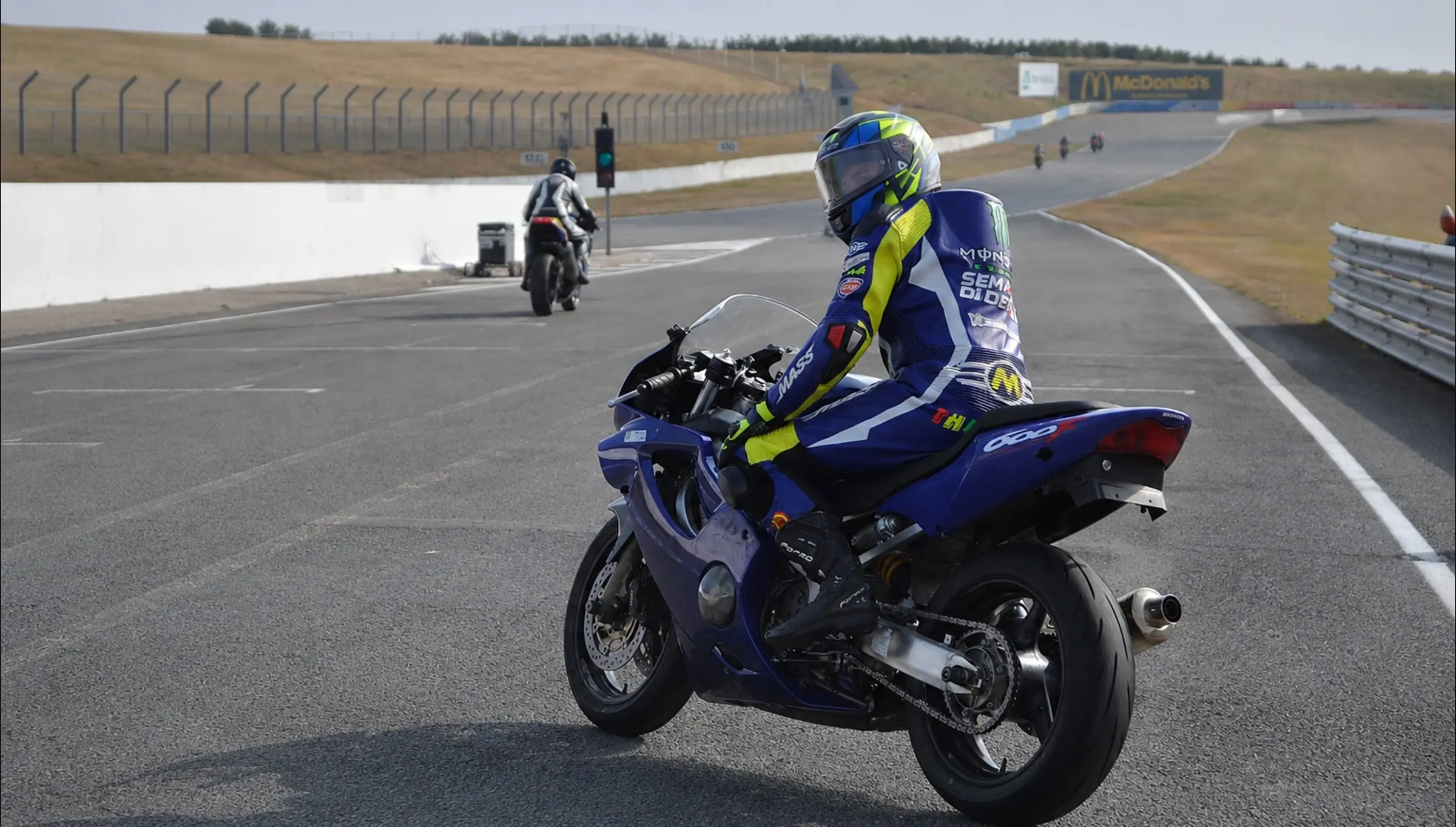 Pilote sur circuit, en pleine inclinaison